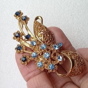 Vintage Gold Tone Flower Brooch With Blue & Light Blue Rhinestones